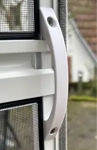 Türgriff für Fliegengitter. Bohrungsabstand 90mm