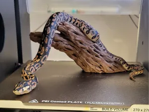 Schlange auf Baumstamm – dekoratives 3D-Modell 