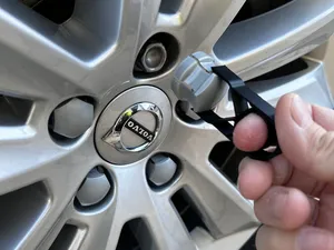 Complient Tool For Lug Bolt/Nut Caps Removal