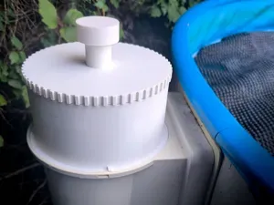 Skimmer riser with adjustment screw for the flap