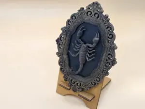 Dekorativer Skorpion im Ornamentrahmen