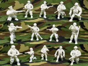 14 military toy soldiers