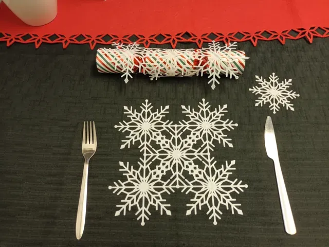 Snowflake Place Mat & 4 x Drink Coasters