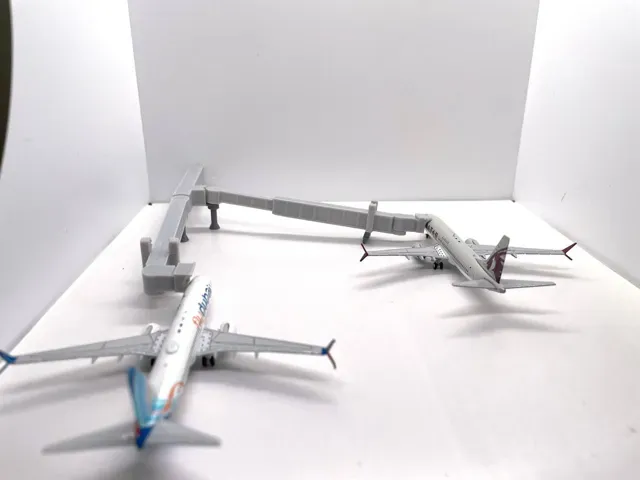 Airport Dual Widebody Jetways 1:400 GSE — Image 5 of 7