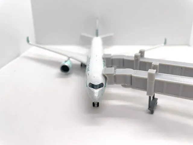 Airport Dual Widebody Jetways 1:400 GSE — Image 3 of 7
