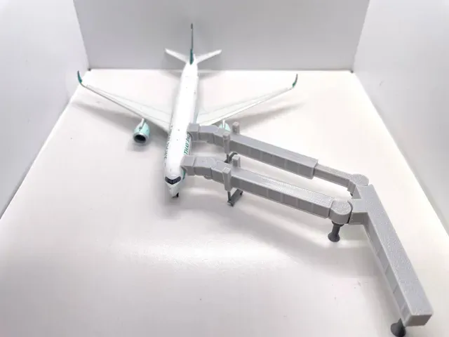 Airport Dual Widebody Jetways 1:400 GSE — Image 4 of 7