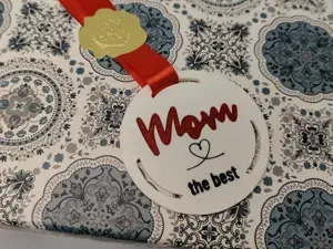 MOM THE BEST, for a gift, medal or keychain