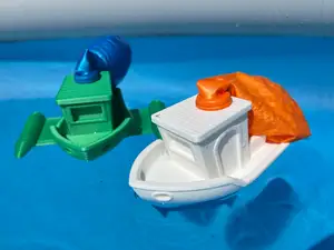 Ballon‑antriebener Benchy – Schwimmspielzeug