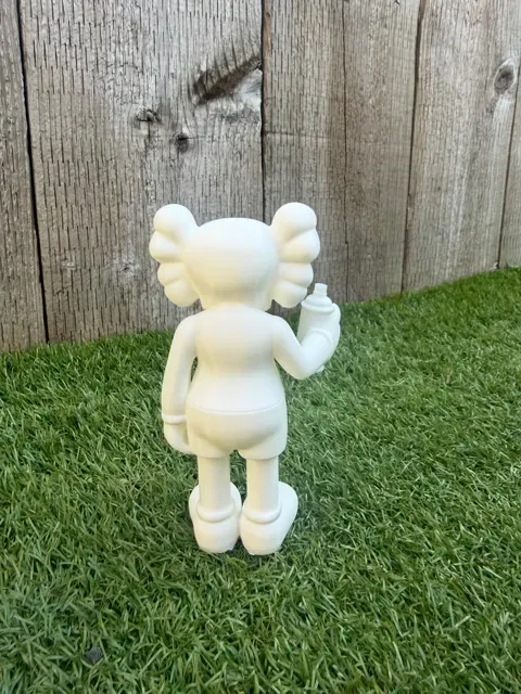 Kaws Companion Spray Painting Graffiti — Фото 3 из 6