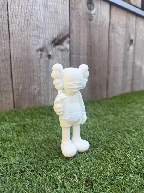 Kaws Companion Spray Painting Graffiti — Фото 5 из 6