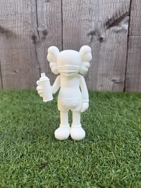 Kaws Companion Spray Painting Graffiti — Фото 2 из 6