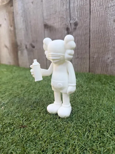 Kaws Companion Spray Painting Graffiti — Фото 6 из 6