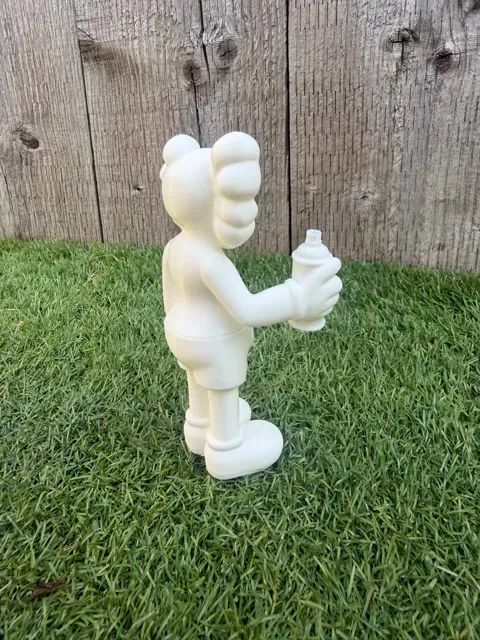 Kaws Companion Spray Painting Graffiti — Фото 4 из 6