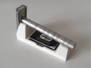 Henson AL13 razor holder with blade compartment