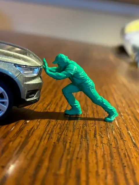diorama miniature - pushing man — Фото 3 из 6