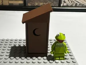 Shrek’s Swamp Outhouse  CMF Minifigure Display