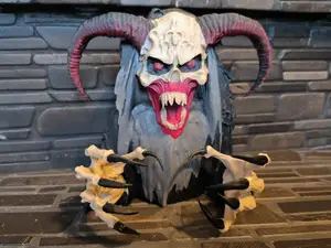 Büste eines grauenhaften Monster