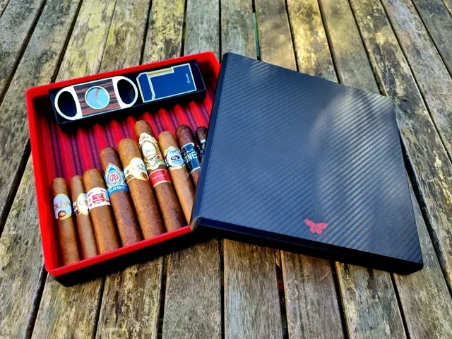 Carbon Humidor - Minimalist Cigar Case