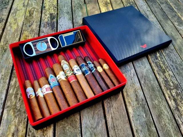 Carbon Humidor - Minimalist Cigar Case — Фото 4 из 8