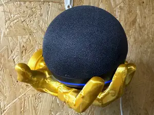 Ironman Hand als Ständer für Alexa echo