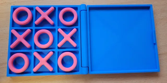 Portable Tic Tac Toe Board with Hinge and Snap Close Box — Фото 9 из 10