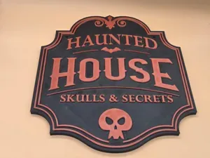 Haunted House – Halloween Wandschild