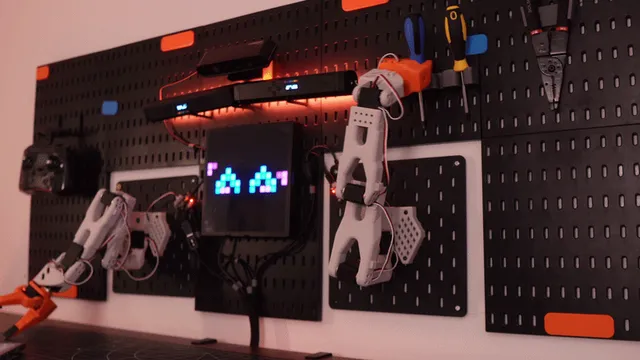 Qubit, The Desk Robot — Image 2 of 7