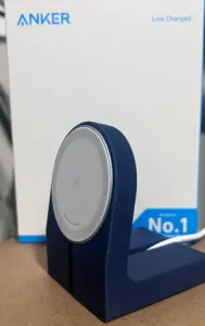 Minimalist charger stand for Anker MagSafe charger