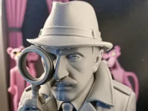 Inspecteur Clouseau loupe en main buste