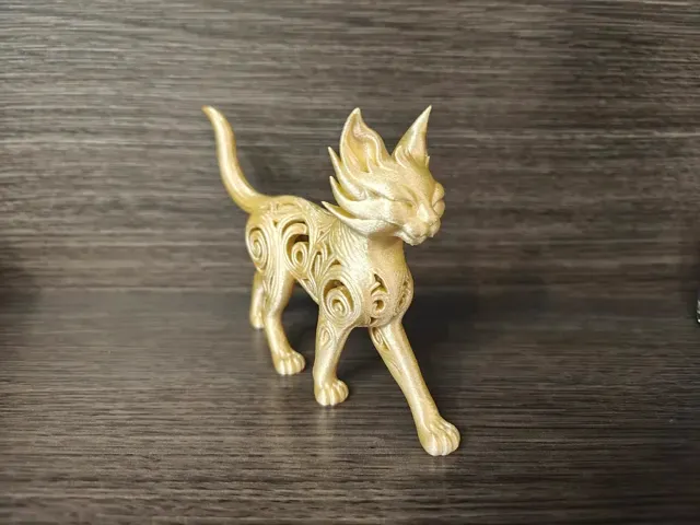 Elegante escultura de gato de fuego caminando — Фото 5 из 5