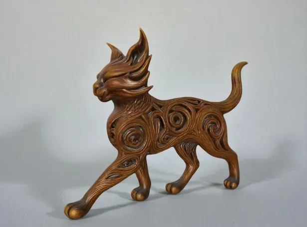 Elegante escultura de gato de fuego caminando — Фото 2 из 5