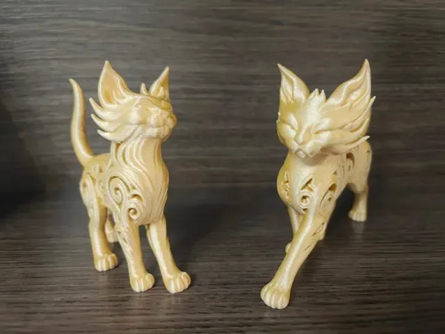 Elegante escultura de gato de fuego caminando — Фото 3 из 5