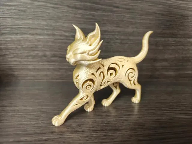 Elegante escultura de gato de fuego caminando — Фото 4 из 5