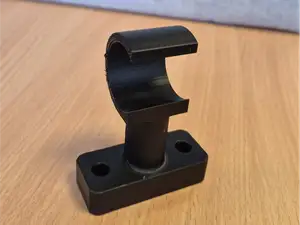 Simple flushing curtain hook