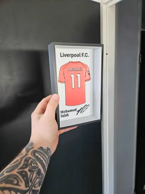 Liverpool FC Mohamed Salah jersey display — Фото 5 из 6