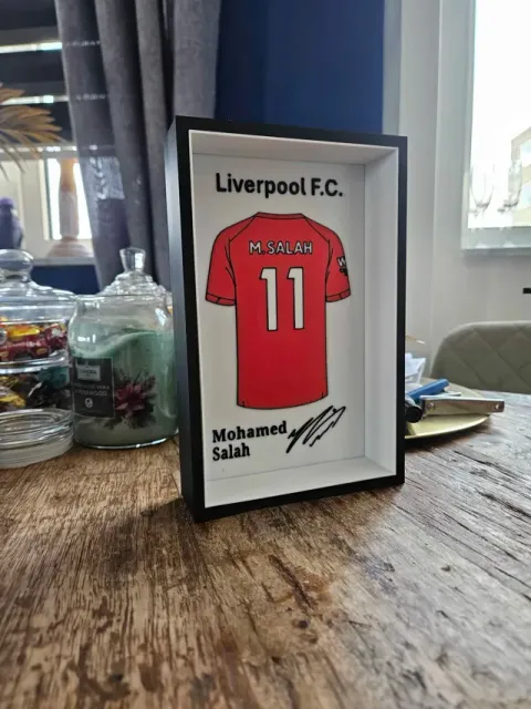 Liverpool FC Mohamed Salah jersey display — Фото 3 из 6