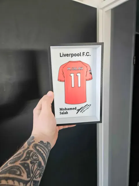 Liverpool FC Mohamed Salah jersey display — Фото 4 из 6