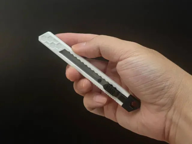 Slim Utility Blade Holder - 9mm Blades — Image 2 of 3