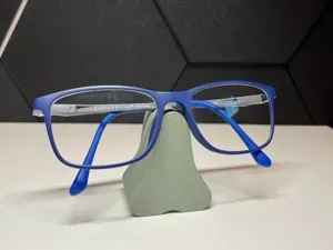 Stylischer Brillenständer