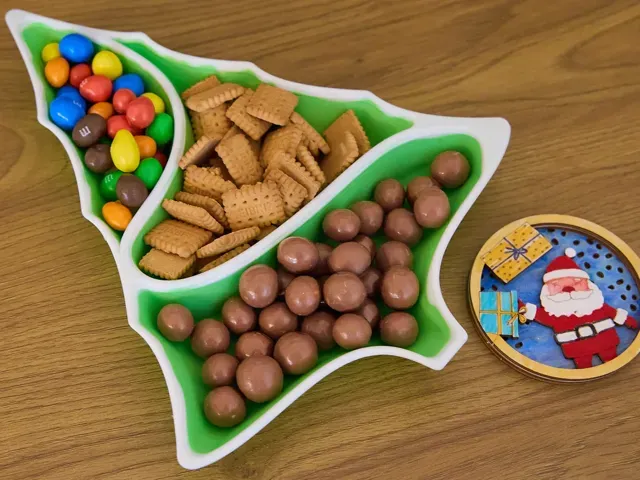 Christmas tree plate for snacks or screws.