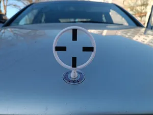 Mercedes Stern mit Zielvisier