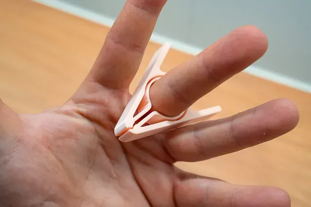 Clothesline Clip - Springless Laundry Peg — Image 2 of 16