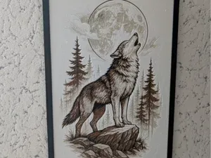 Hueforge Heulender Wolf auf Felsen