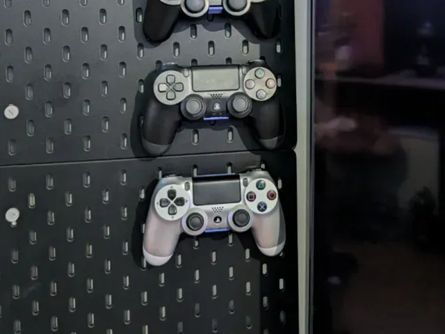 DualShock 4 Wall Clip (Skadis & Screw Versions)