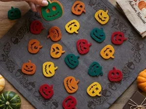 Halloween Tischdeko – gruselige Kürbis-Anhänger