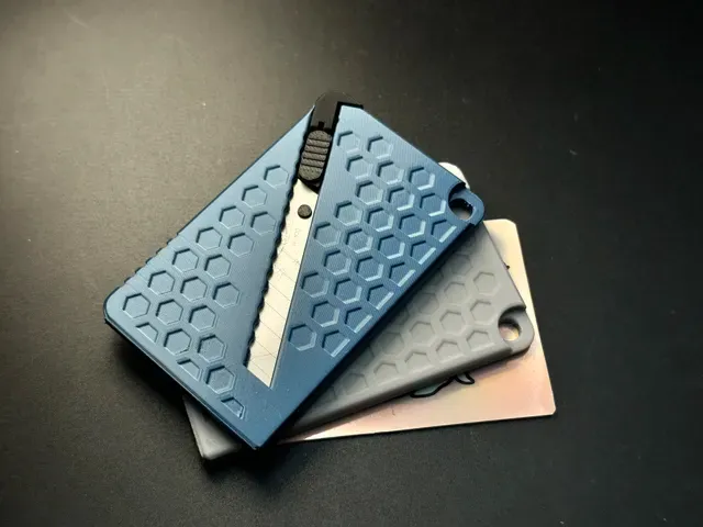 Credit Card-Sized Utility Knife - 9mm Blades — Image 2 of 4
