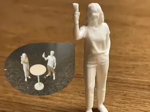 Kleine Frau mit Sektglas