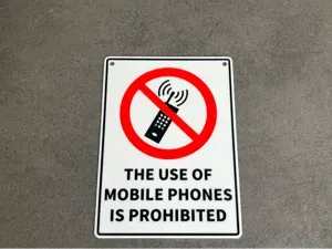 Schild "The Use of Mobile Phones is Prohibited"