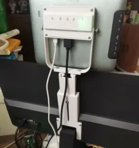 显示器加装伸缩支架Install telescopic bracket on the monitor