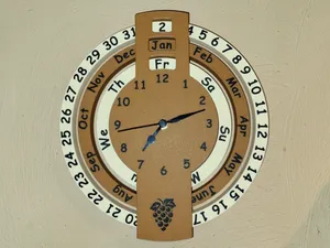 Ewiger Kalender mit Uhr